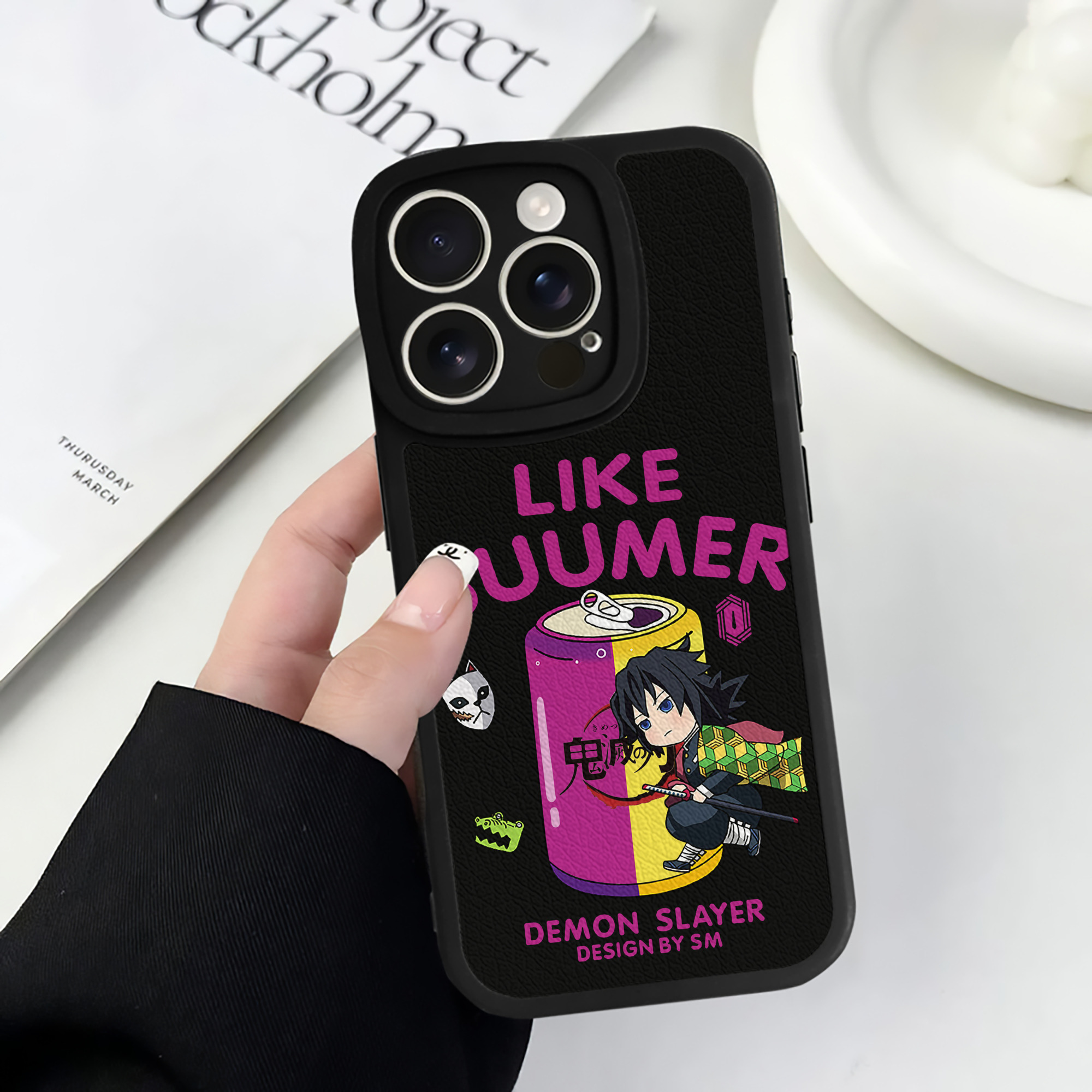 （画像用） 鬼滅の刃（きめつのやいば）水柱-冨岡 義勇／とみおか ぎゆう Tomioka Giyuu 【iPhone 16シリーズ対応】シリコンスマホケース（レザー調） 材質：シリコン
